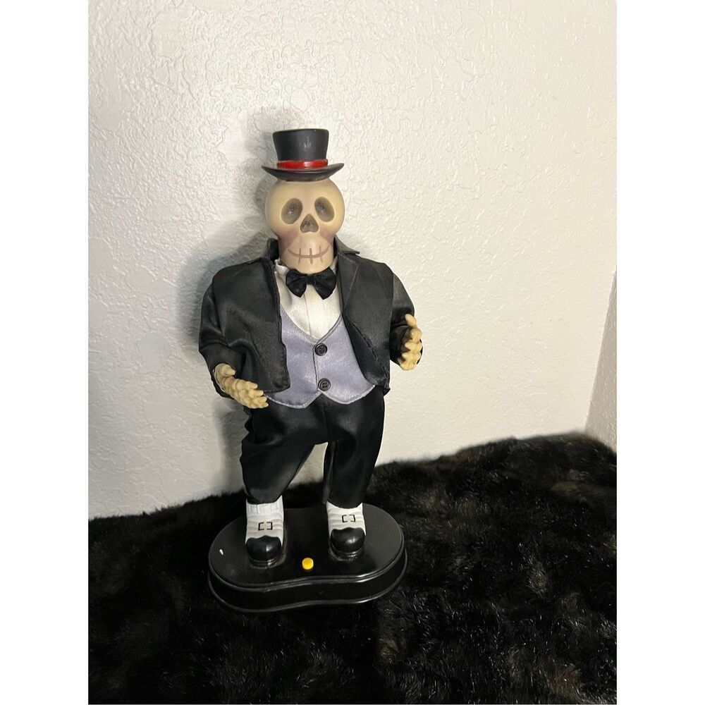 VTG 1998 Gemmy Hip Swinging Halloween Skeleton - Display Pc. Not Working